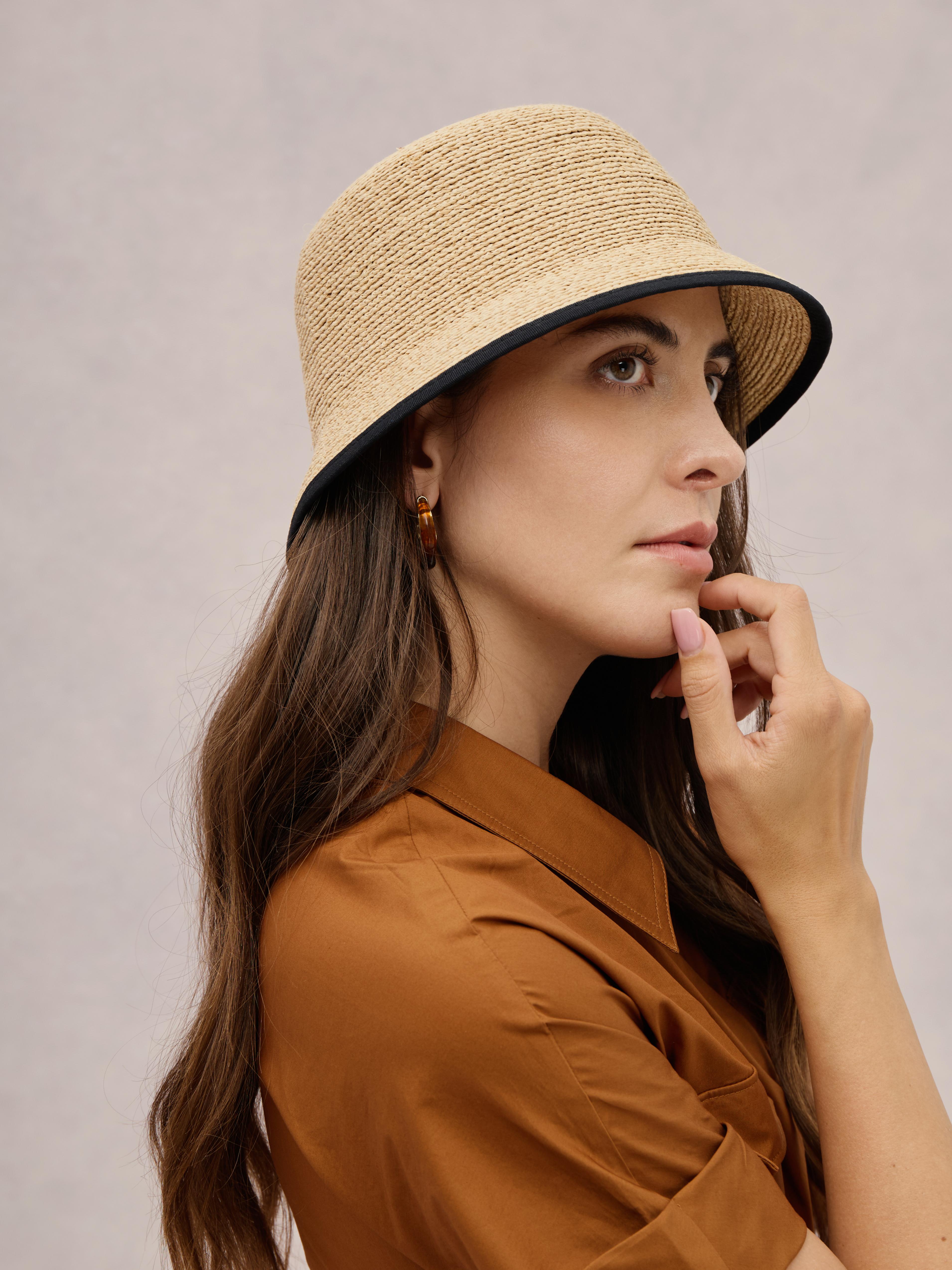 Railay raffia bucket hat — dark contrast trim, minimal | Club Hapuna