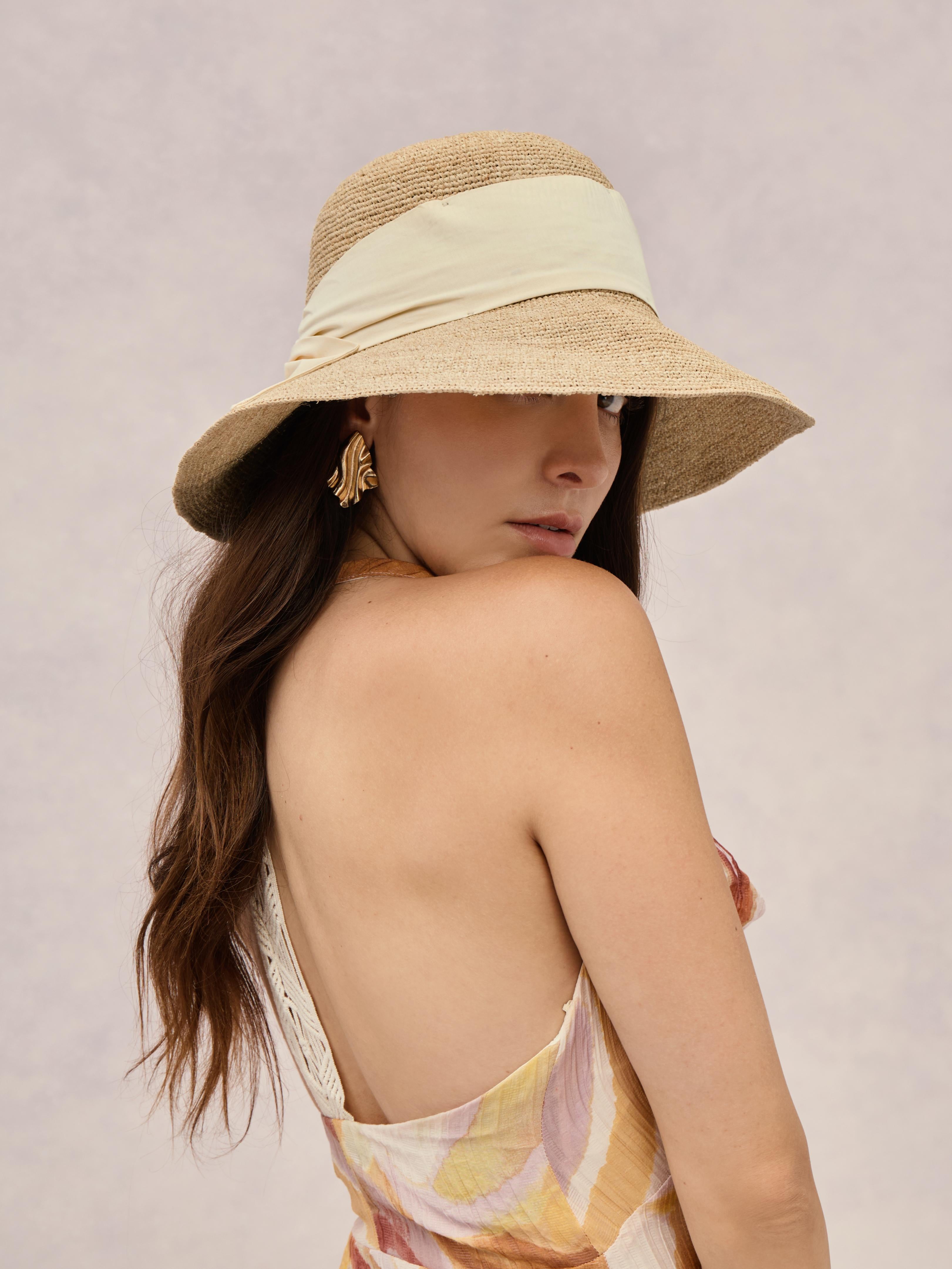 Club Hapuna Maya — beige Madagascar raffia sun hat with bow decoration