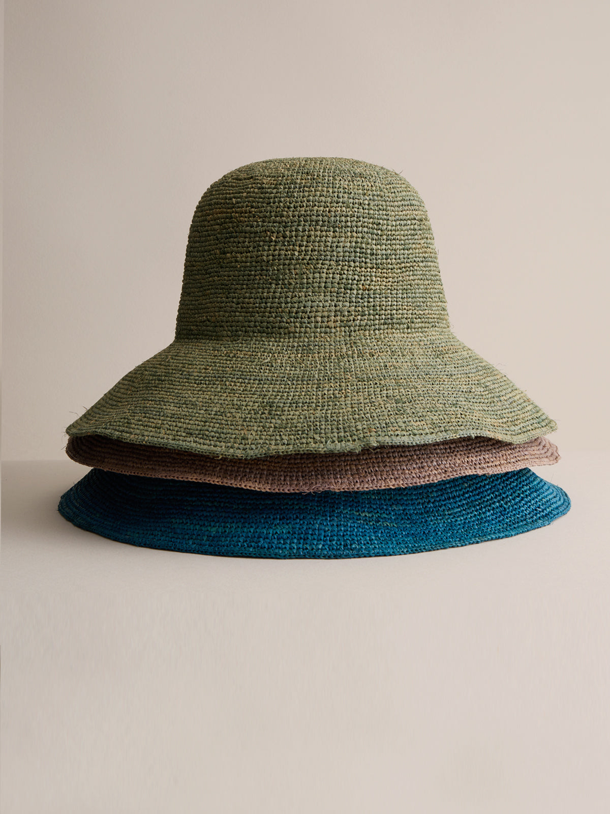 Madagascar raffia cloche hat in olive — Club Hapuna Azores