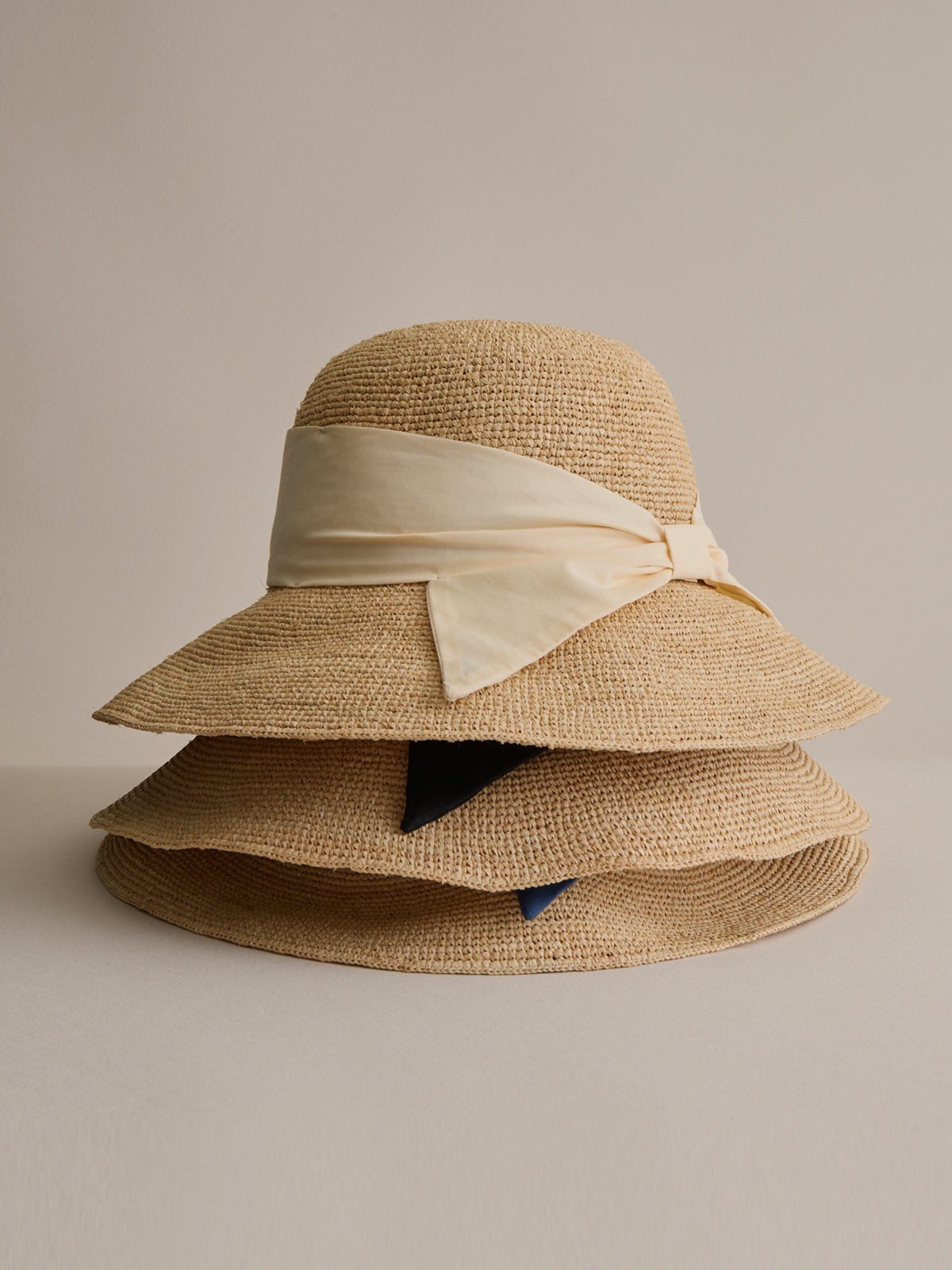 Madagascar raffia wide-brim sun hat in beige — Club Hapuna Maya