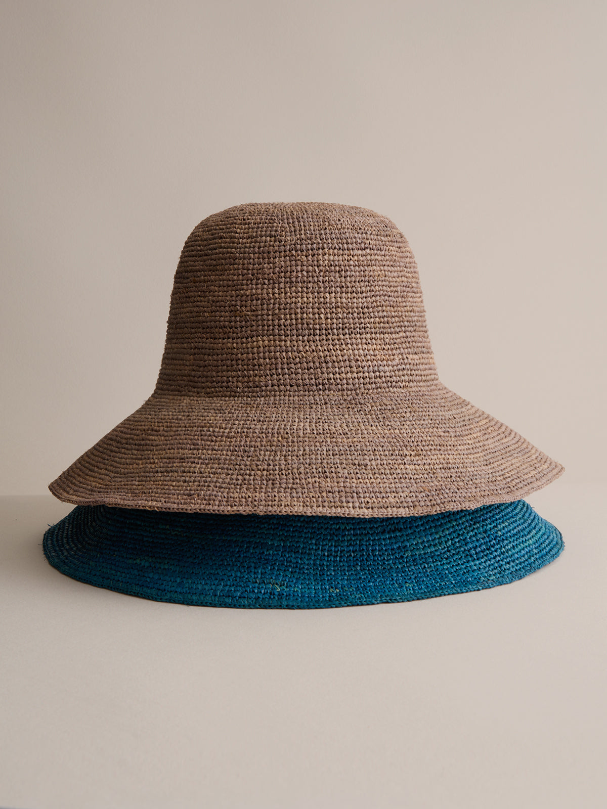 Madagascar raffia cloche in mocha — Club Hapuna Azores